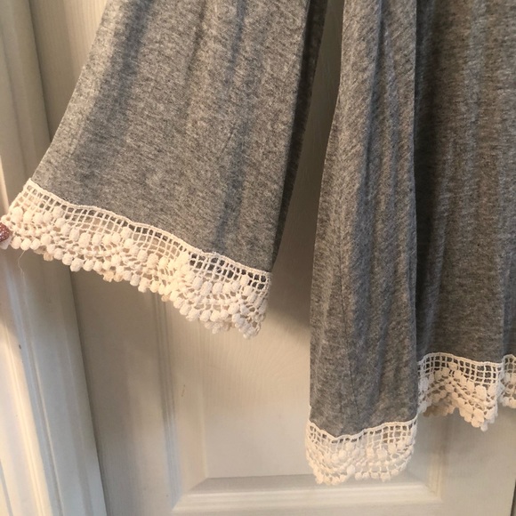 Boutique tunic trimmed in lace - Picture 2 of 4